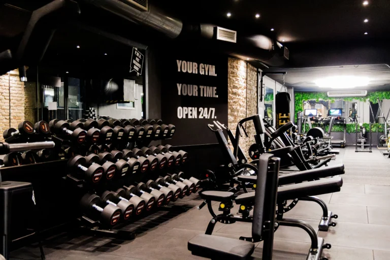 Smart Fit Fica Aberta Até Que Horas Nos Dias de Semana 2 academia moderna com relogio visivel na parede