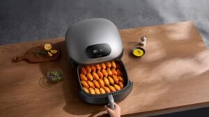air fryer moderna com alimentos frescos ao lado