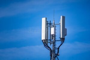 antena de telefonia celular com ceu claro