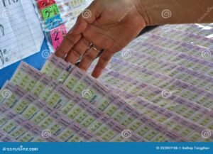 apostador escolhendo numeros em bilhete da loteria