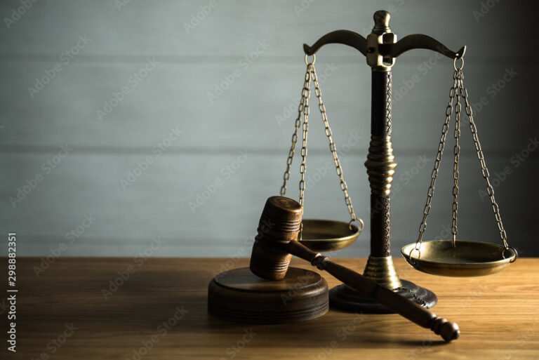 balanca da justica com simbolos criminais