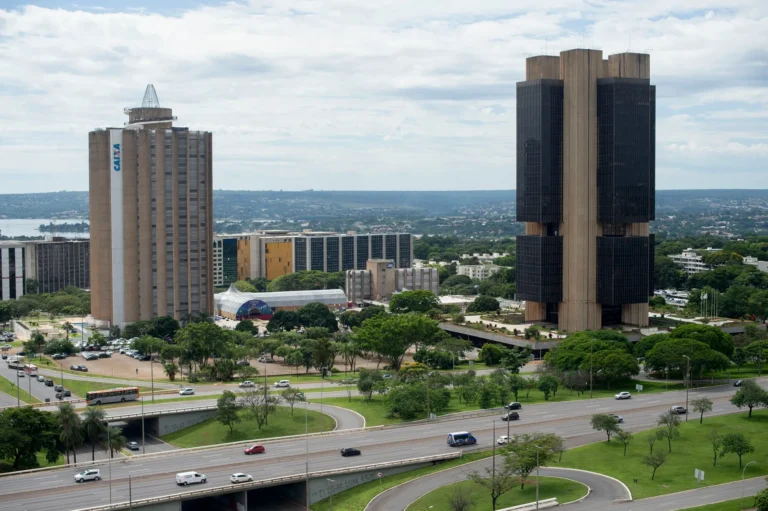 banco central do brasil com cifroes e porcentagem