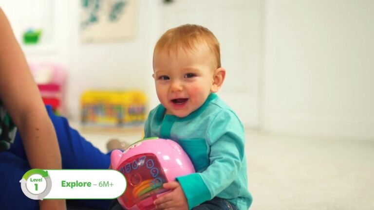 bebe com cofrinho colorido brilhante