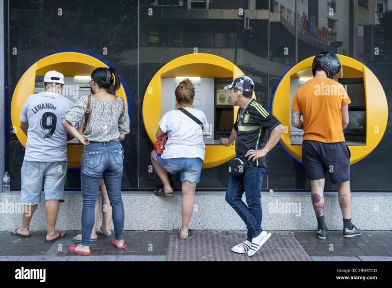 caixa economica banco agencias com pessoas saque dinheiro