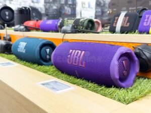caixas de som jbl coloridas em loja moderna