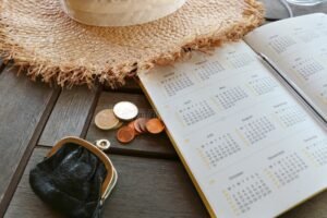 calendario com moeda e malas de viagem