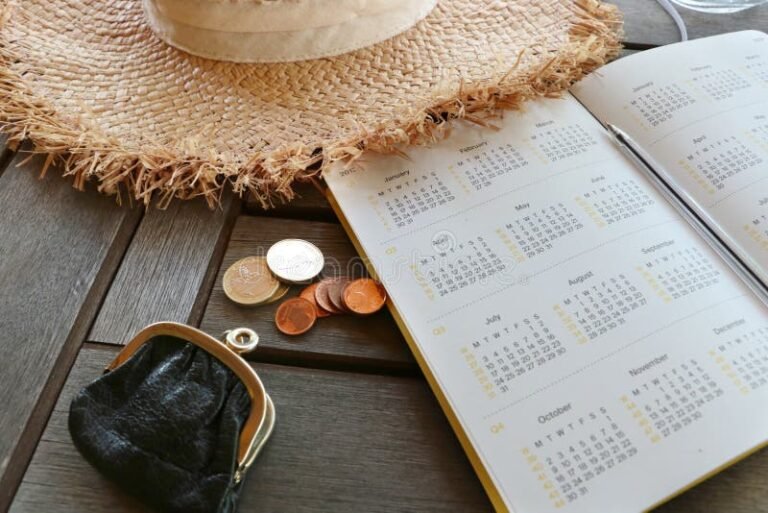 Quantos Dias Antes das Férias Eu Recebo Meu Salário Ou Abono 2 calendario com moeda e malas de viagem