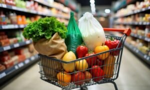 carrinho de supermercado cheio de compras variadas