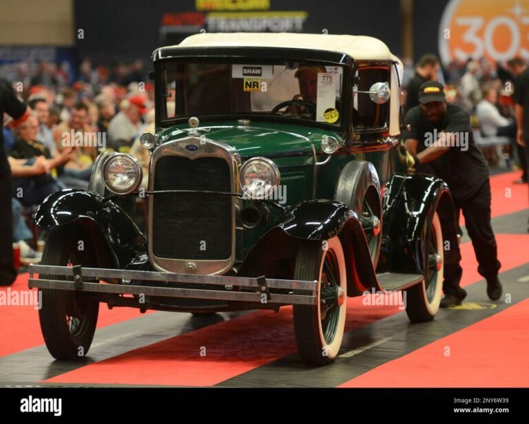 Por Que Carro de Leilão É Mais Barato Que Um Carro Convencional 2 carro antigo com etiqueta de leilao a vista