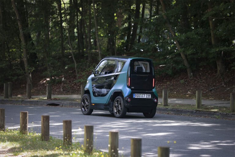 carro automatico usado em estrada urbana