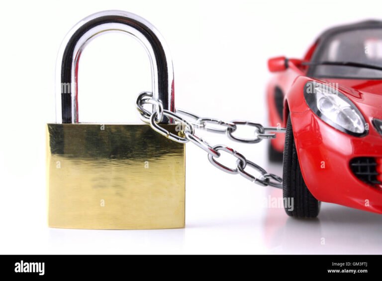 Carro Financiado Pode Ser Penhorado por Dívida de Terceiro 2 carro com chave e correntes bloqueado