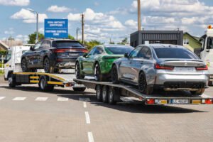 carro com documentos fiscais e chave na mao