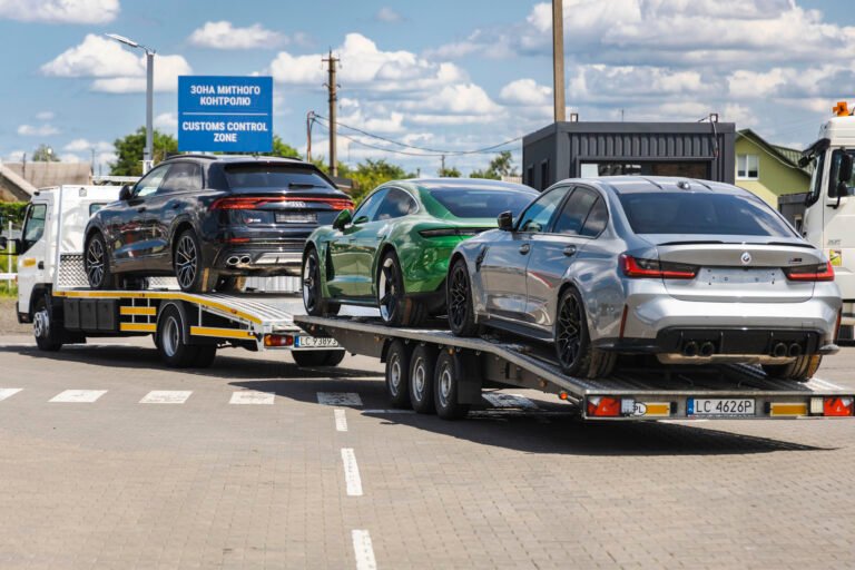 carro com documentos fiscais e chave na mao