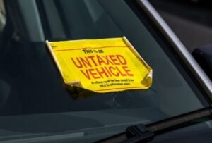 carro com etiquetas de impostos diversos visiveis