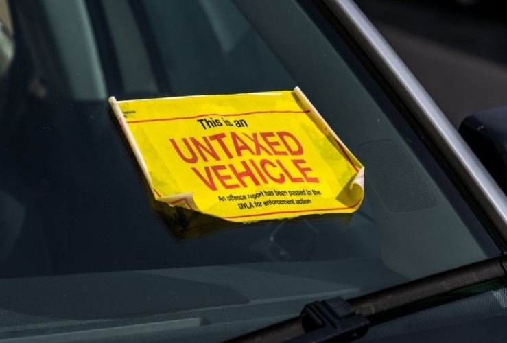 carro com etiquetas de impostos diversos visiveis