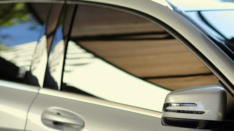 Quanto Custa Para Colocar Película no Carro e Vale a Pena 2 carro com pelicula solar refletindo luz