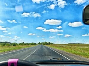 carro na estrada aberto com horizonte claro