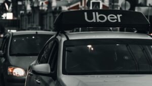carro uber dirigindo na cidade iluminada