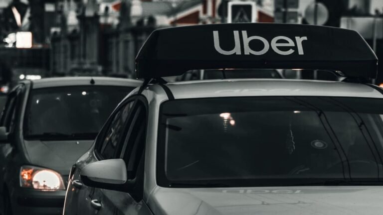 carro uber dirigindo na cidade iluminada