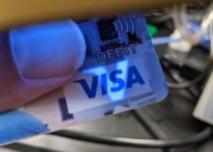 cartao de credito com fatura de luz brilhando