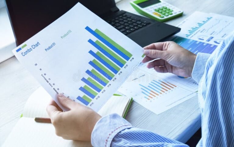 Por Que Minha Parcela do Seguro Desemprego Foi Emitida Mas Não Caiu 2 carteira de trabalho com mao segurando documentos