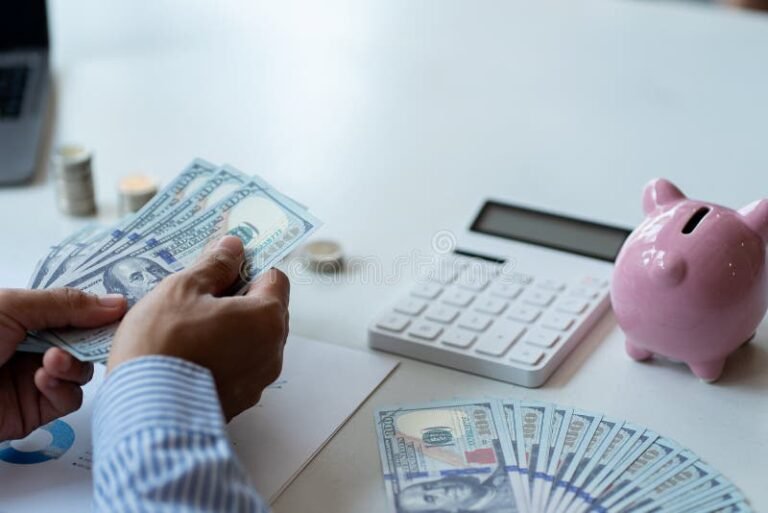 Quanto Fica o Salário Mínimo Com Desconto de Impostos e Contribuições 22 carteira de trabalho com moedas e calculadora