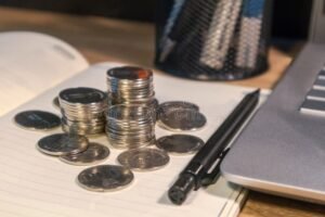 carteira de trabalho e moedas sobre mesa