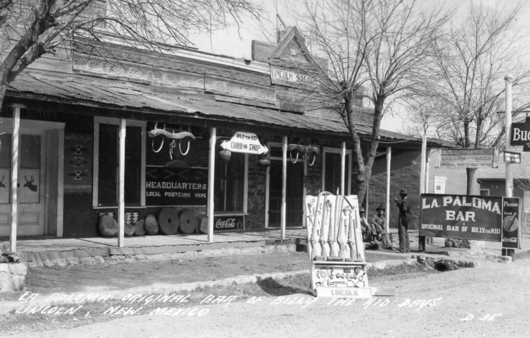 Por que Imóveis Leiloados Podem Vender Abaixo do Valor da Dívida 2 casa antiga com placa de leilao pendurada