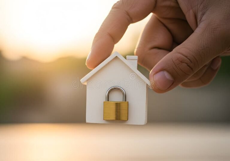 casa com cadeado simbolizando protecao financeira