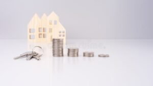 casa com chave e moedas ao lado