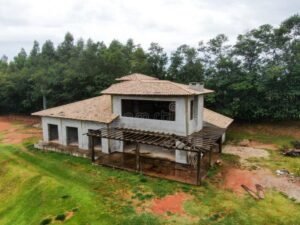 casa em construcao com terreno amplo verde