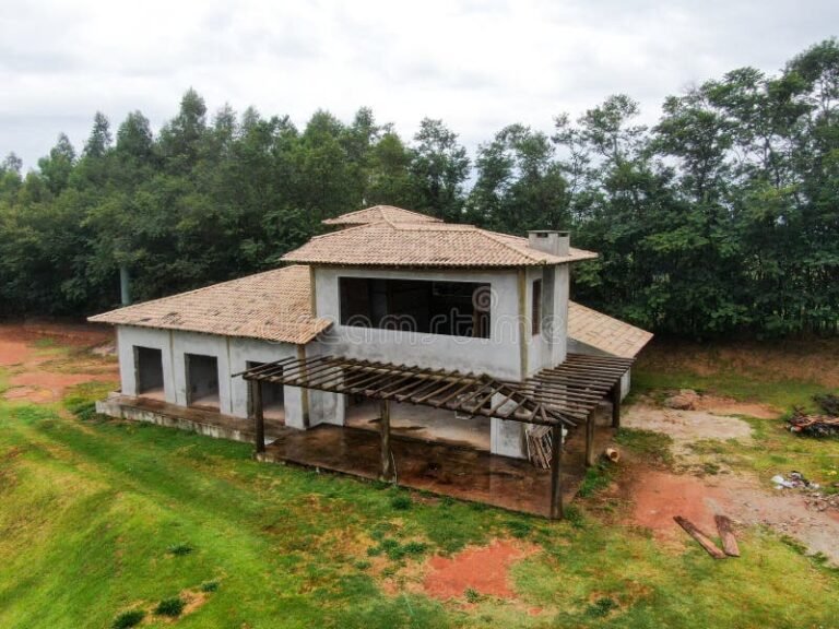casa em construcao com terreno amplo verde