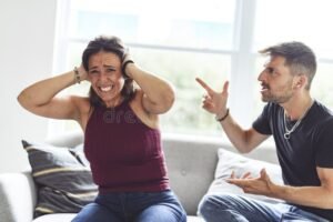 casal discutindo com expressao triste