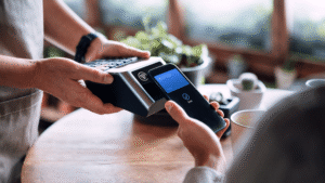celular com cartao passando para pagamento digital