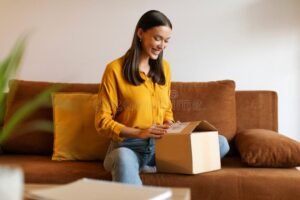 cliente feliz recebendo pacote gratis em casa