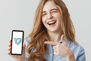 cliente feliz segurando nota fiscal e cpf