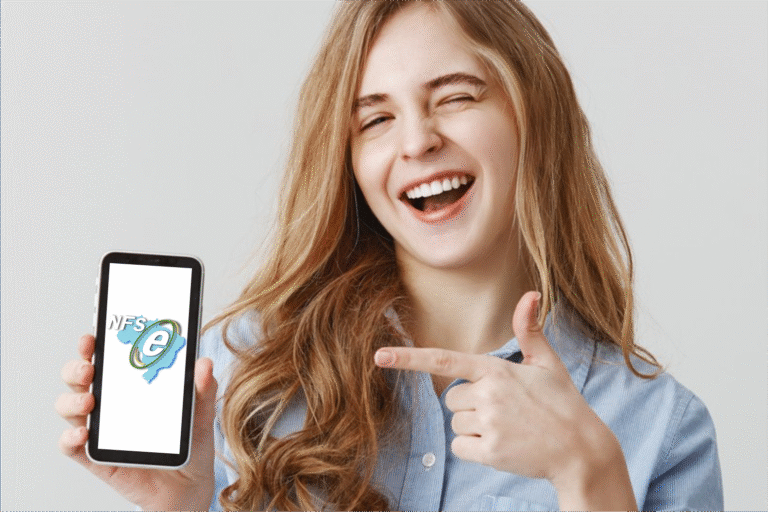 Por Que Colocar CPF Na Nota Fiscal é Importante e Beneficia Você 2 cliente feliz segurando nota fiscal e cpf