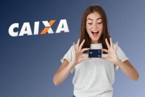 cliente sorrindo segurando cartao caixa economica federal