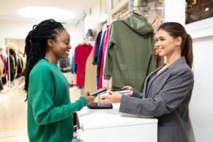 clientes felizes em loja de roupas moderna