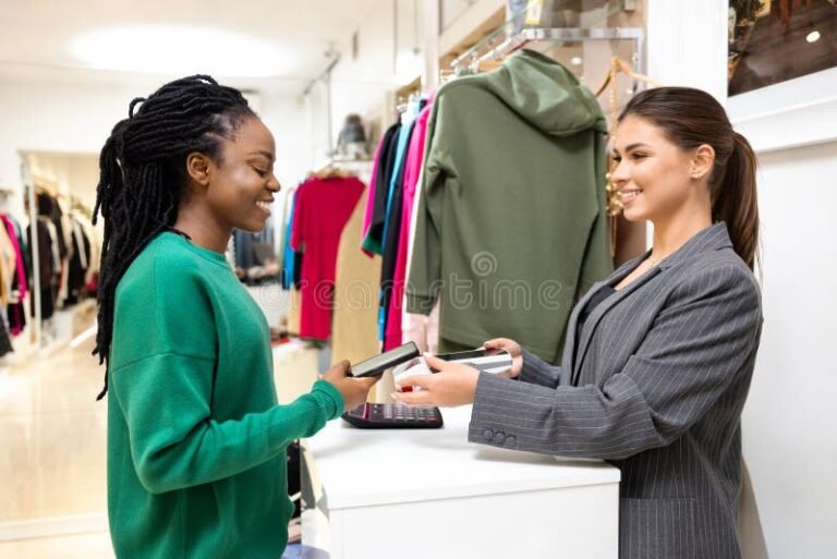 clientes felizes em loja de roupas moderna