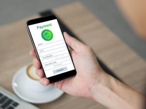 close up de mao segurando celular mostrando numero