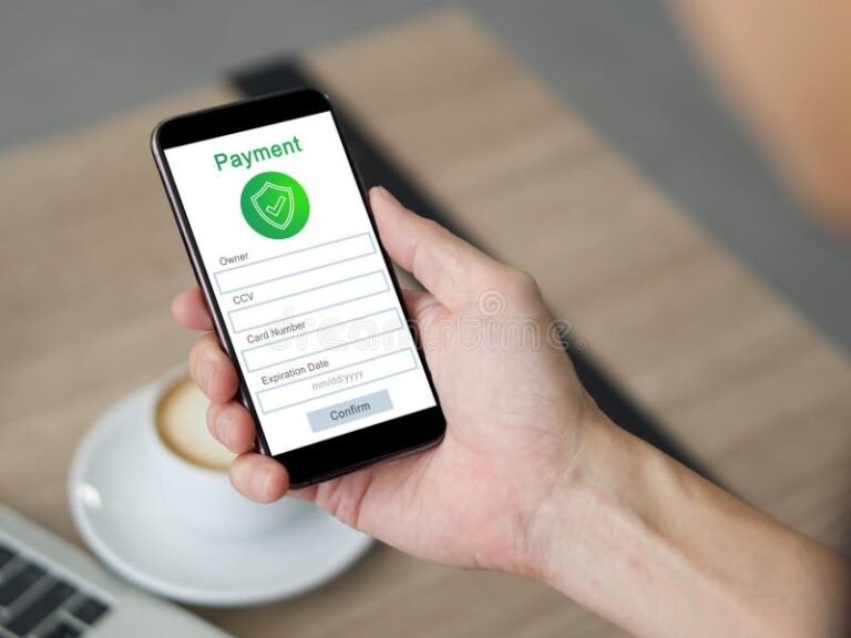 close up de mao segurando celular mostrando numero