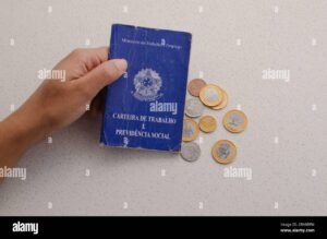 cofre com dinheiro e documento fgts