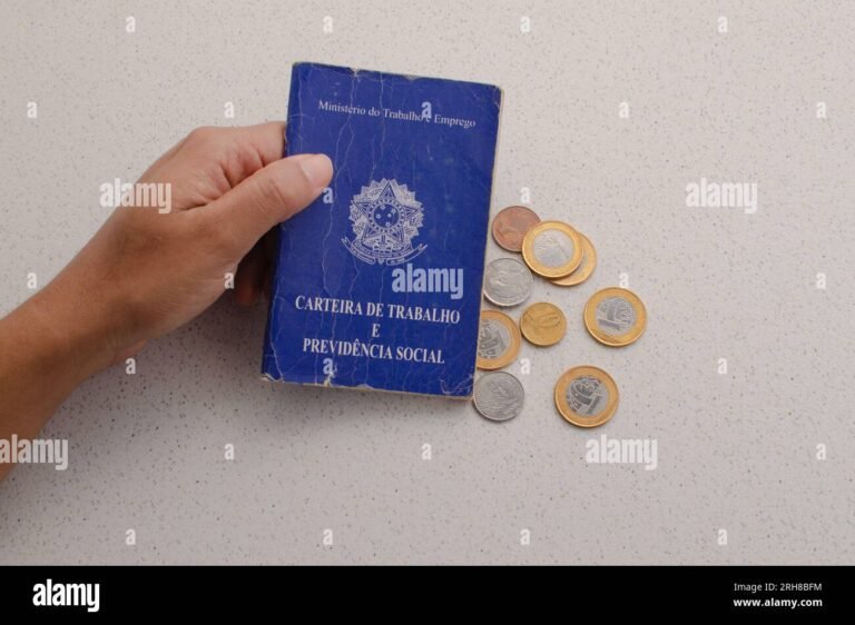 Quanto Vou Receber Se Fizer Empréstimo FGTS e For Demitido 2 cofre com dinheiro e documento fgts
