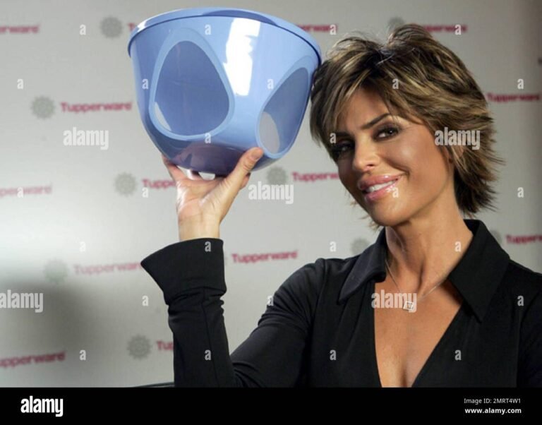 consultora vendendo produtos tupperware sorridente