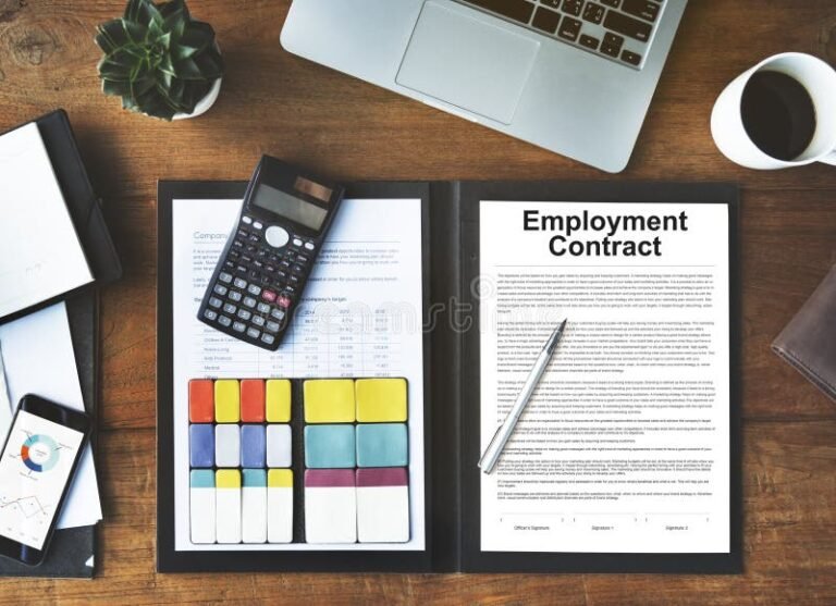 contrato de trabalho assinado com calculadora ao lado