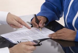 contrato sendo assinado por jovem aprendiz