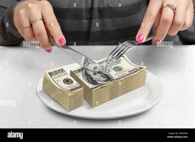 Como Receber Imposto Retido na Fonte Devolvido Pela Receita 2 dinheiro em maos com bandeja de imposto