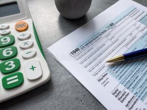documento de imposto e calculadora sobre mesa