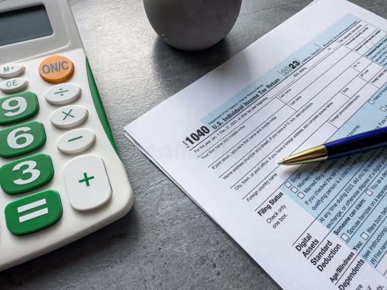 documento de imposto e calculadora sobre mesa